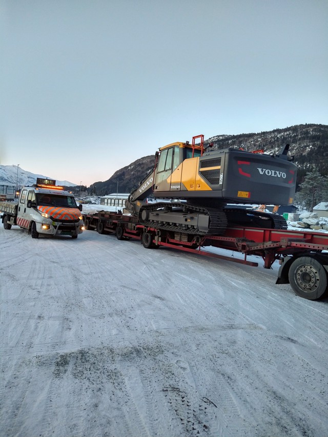 Raskt-Levert AS Pilot car arrives in Voss with a wide transport! -