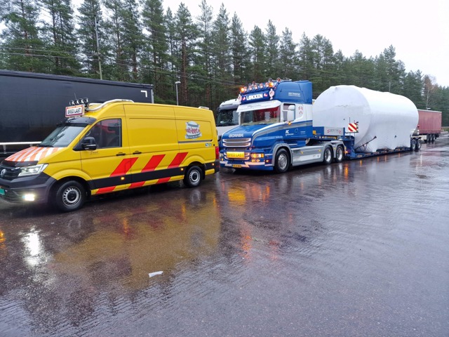 #Følgebil fra #RasktLevert og #Spesialtransport fra #ACMejerimaskiner - Klare for avreise fra Eda grense