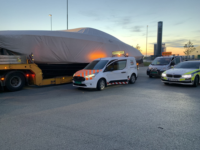 #PilotCars / #EscortCars from #Raskt-Levert accompany #SpecialTransports in #Norway and #Sweden! - #SafetyFirst!