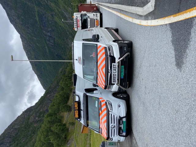 Pilot car assignments from East to West. - Frank A. and Jørn R. have a short break at Borgund.