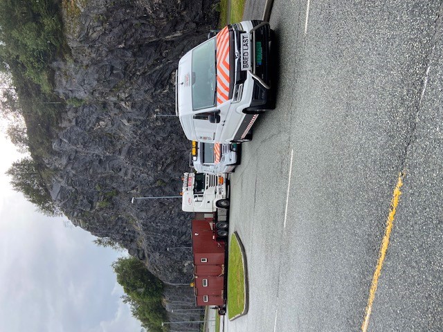 Pilot cars from Raskt-Levert AS take a well-deserved break together with B. Jensen Transport.  - Long and wide load on the way west.