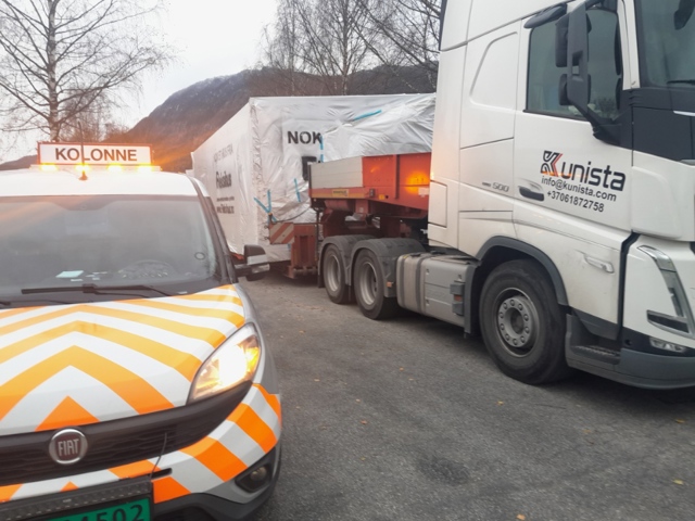#Følgebiler fra #RasktLevert og 3 #Spesialtransporter på vei til Mørekysten med kolonne. Hele natten går med! - #RasktLevert er sertifisert #Miljøfyrtårn og #FairTransport