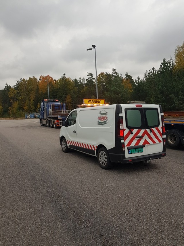 #Følgebil fra #RasktLevert og #Spesialtransport på vei fra Ystad til Lillestrøm - #RasktLevert er sertifisert #Miljøfyrtårn og #FairTransport